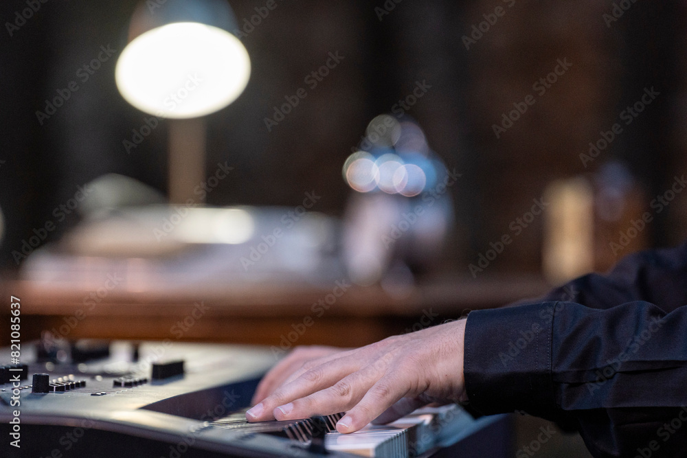 Φωτογραφία Pau Alabajos sings Vicent Andrés Estellés, church of Sant Blai, Campos, Mallorca