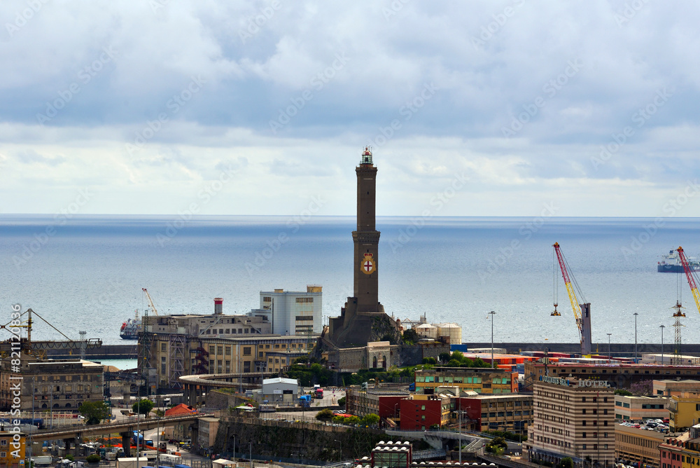Φωτογραφία urban panorama the port and the lantern symbol of the city Genoa Italy