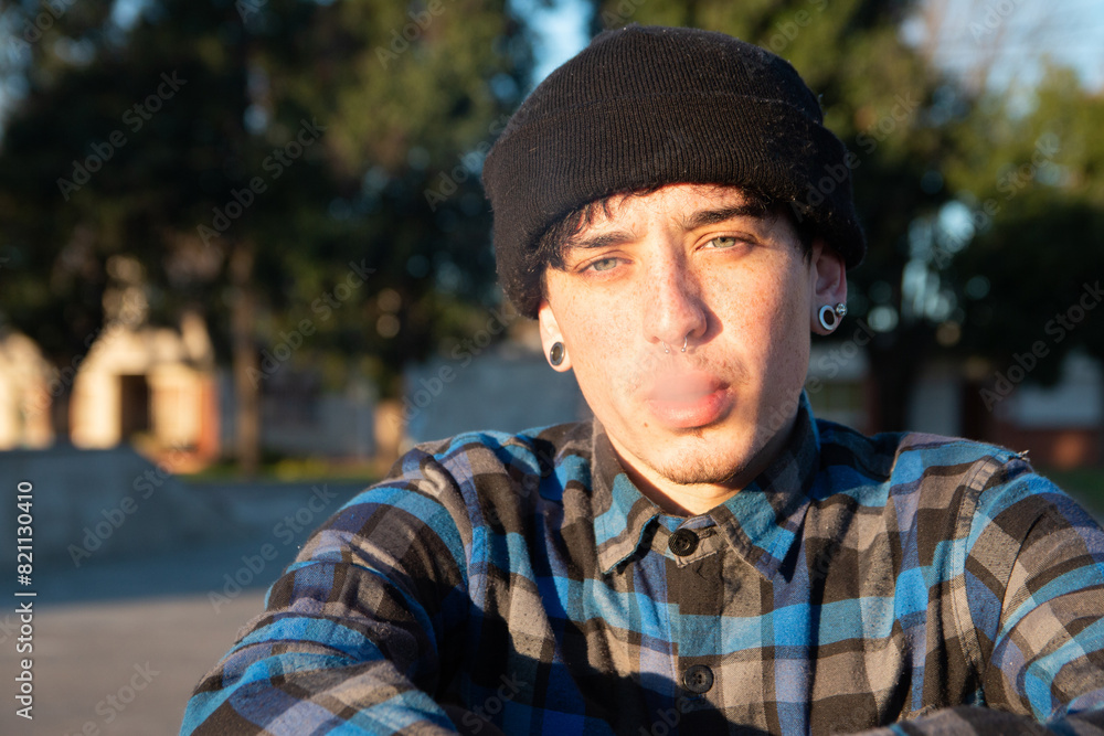 Adolescente fumando en la calle