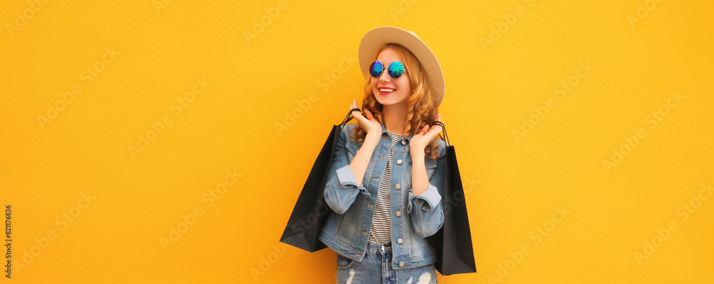 Obraz premium Shopping day! Stylish beautiful happy smiling young woman with black shopping bags, wear summer hat