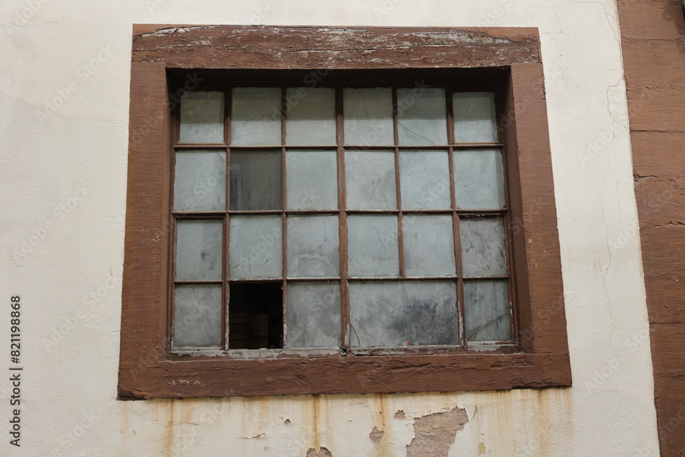Altes fenster aus kleinen glasscheiben gebaut Altes fenster aus kleinen glasscheiben gebaut