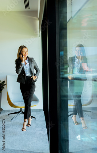 Businesswoman chatting on p...
