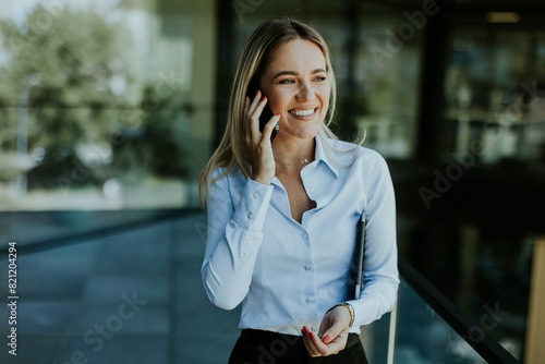 Confident businesswoman cha...