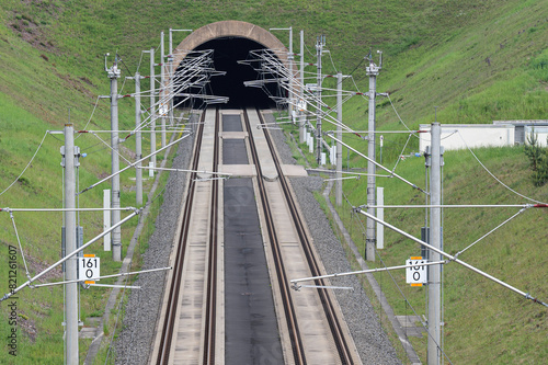 Intercity Strecke vor einem Tunnel photo