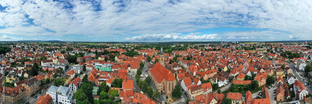 Luftbild der historischen Altstadt von Schwabach mit Blick auf die Stadtkirche St. Johannes und St. Martin. Schwabach, Mittelfranken, Bayern, Deutschland. Luftbild der historischen Altstadt von Schwabach mit Blick auf die Stadtkirche St. Johannes und St. Martin. Schwabach, Mittelfranken, Bayern, Deutschland.