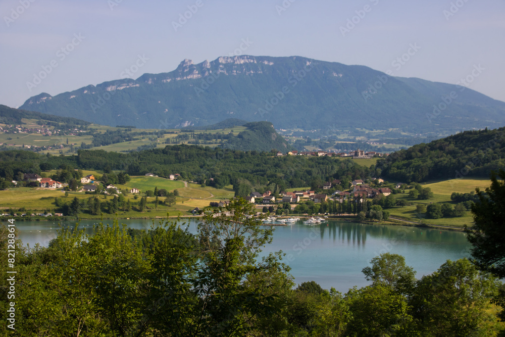 Site naturel implanté sur la commune de Cressin-Rochefort, dans l'Ain, le lac du Lit au Roi Site naturel implanté sur la commune de Cressin-Rochefort, dans l'Ain, le lac du Lit au Roi