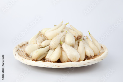 山盛りの生らっきょう 白背景 