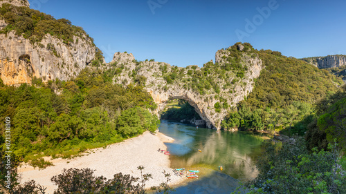 Vue du pont d'Arc avec sa plage  au  Gorges de l'Ardèche