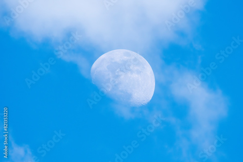 Luna de día con nubes © alfonsosm