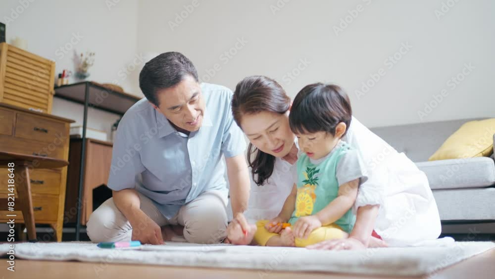 2歳の孫とお絵描きをするシニア夫婦