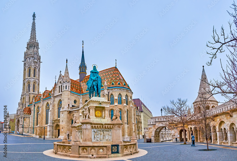 Obraz premium Panorama of Fisherman's Bastion with Matthias Church and Equestrian statue of St Stephen, Budapest, Hungary