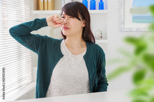 Tableau sur toile 鼻がむずむずする女性