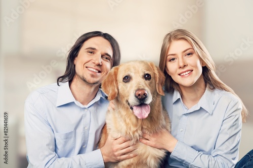 Happy couple embracing their dog, lifestyle concept © BillionPhotos.com