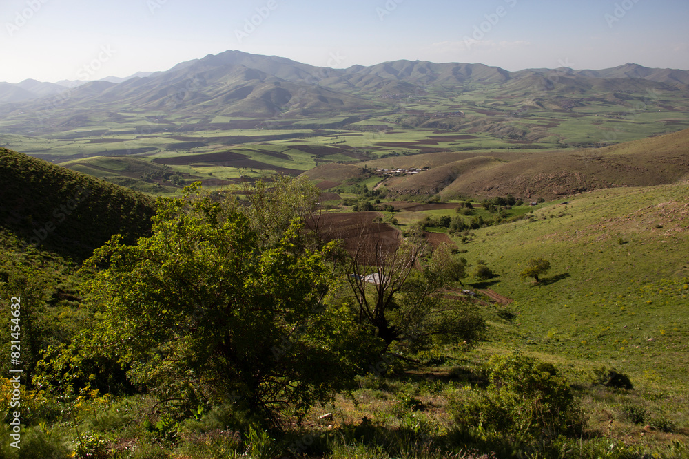 Obraz premium The beautiful nature of the Kurdistan province of Iran and the villages and greenery around the city of Saqqez