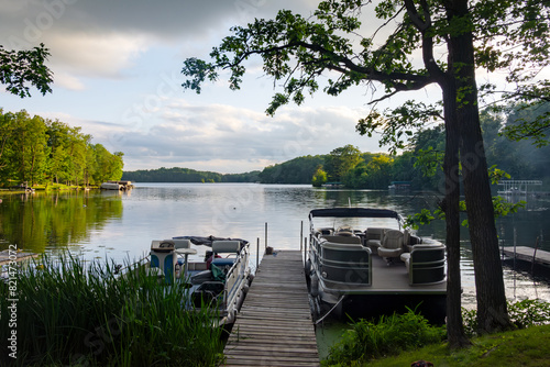 Fotografia Looking out onto a Wisconsin northwoods lake as the last rays of sunlight begin to fade
