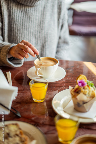 manos mesclando un cafe con una cuchara
