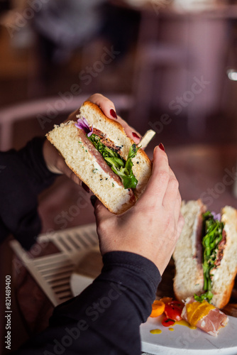 manos agarrando un sandwich