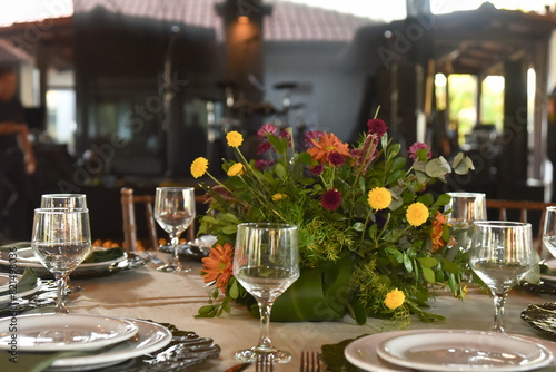 mesa de festa buffet decoração de casamento pratos flores arranjos restaurante photo