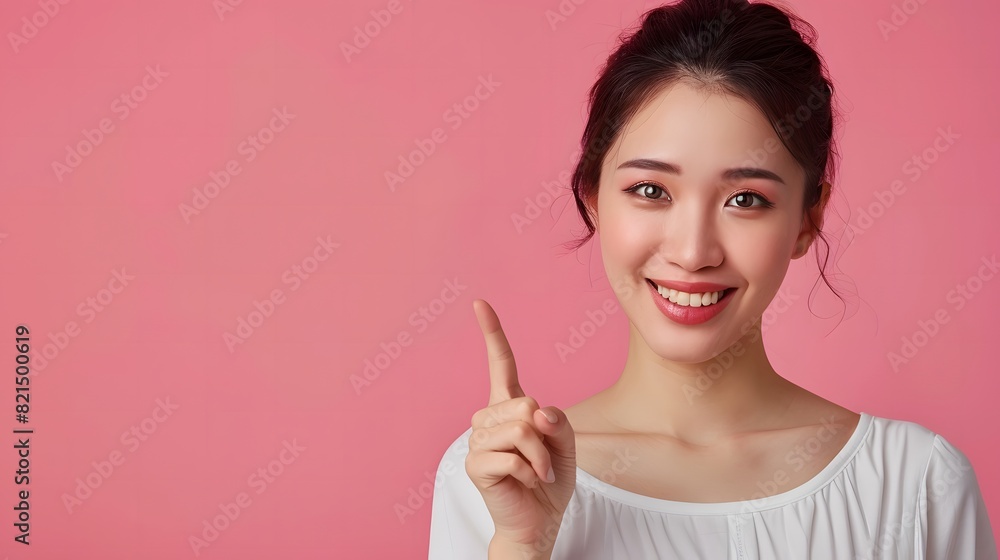 指をさす明るい表情の日本人女性 指をさす明るい表情の日本人女性