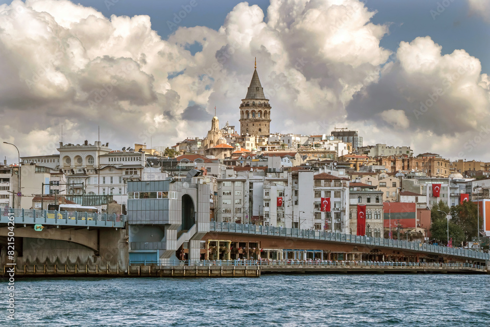 Obraz premium View of the Galata bridge and the Galata Tower.