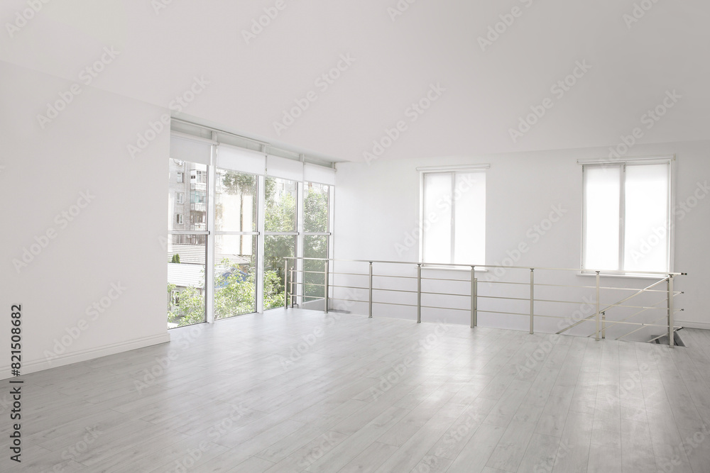 Obraz premium Empty room with windows and laminated floor