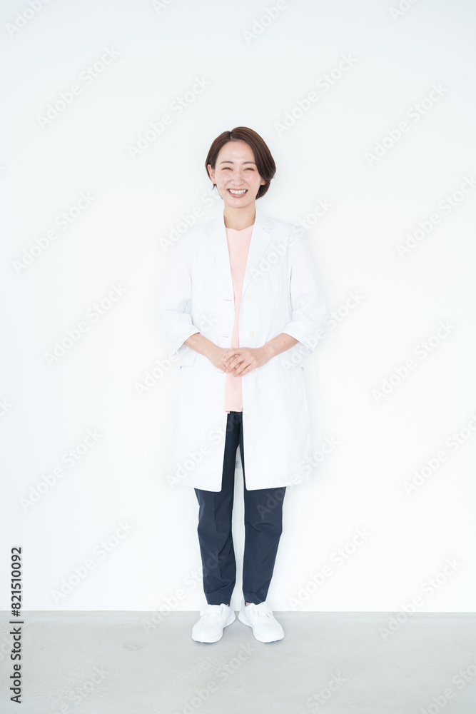 白衣の女性医師（白背景・白バック）