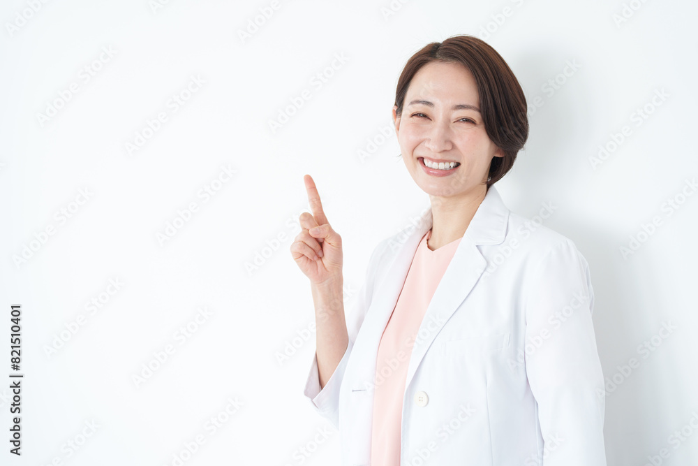 指差しする白衣の女性医師(白背景・白バック) 指差しする白衣の女性医師(白背景・白バック)