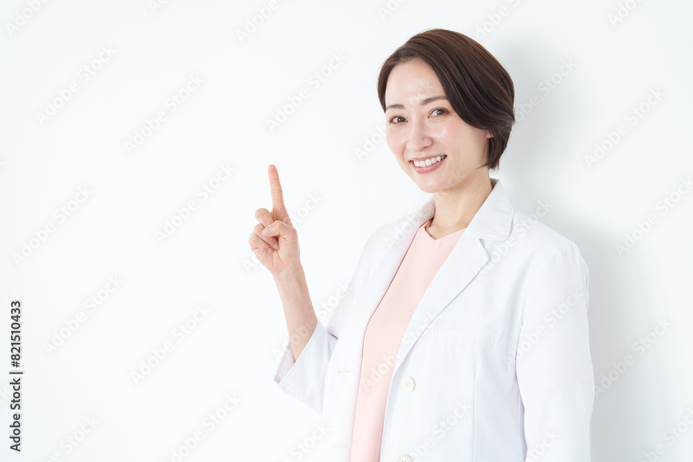 指差しする白衣の女性医師(白背景・白バック) 指差しする白衣の女性医師(白背景・白バック)