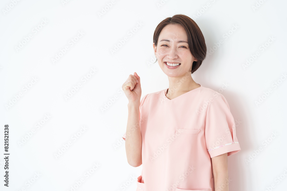 ガッツポーズする女性看護士(白背景・白バック) ガッツポーズする女性看護士(白背景・白バック)