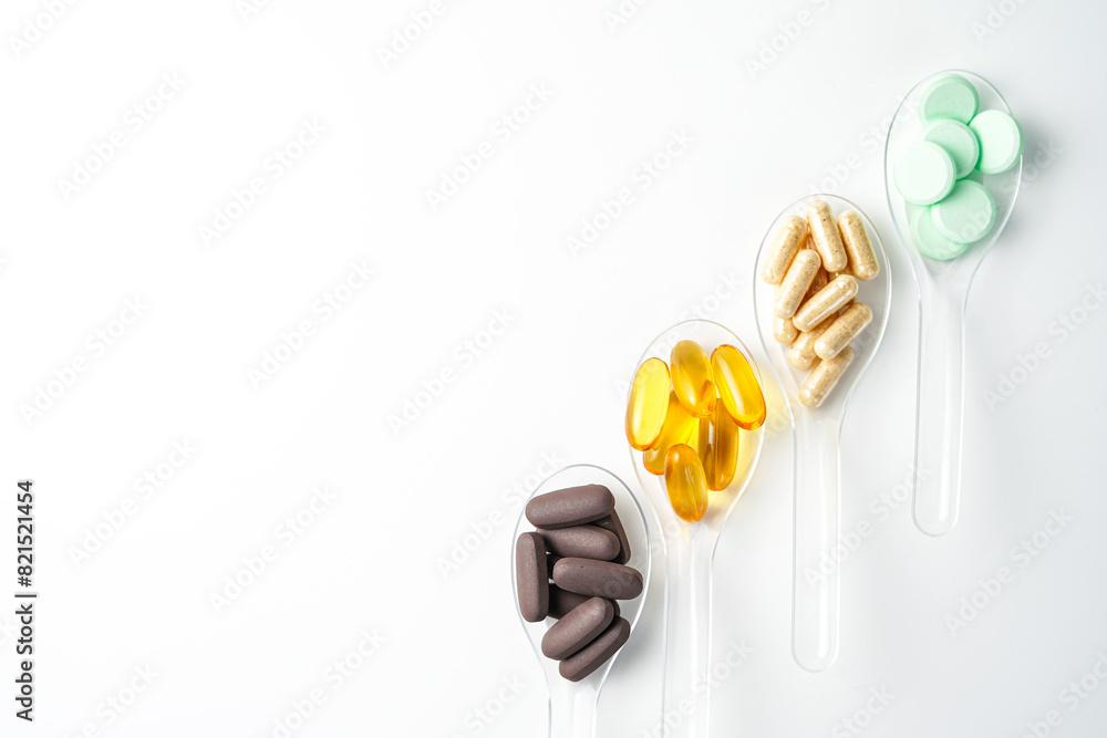 Obraz premium Various vitamin and mineral pills in transparent spoon food supplement health product