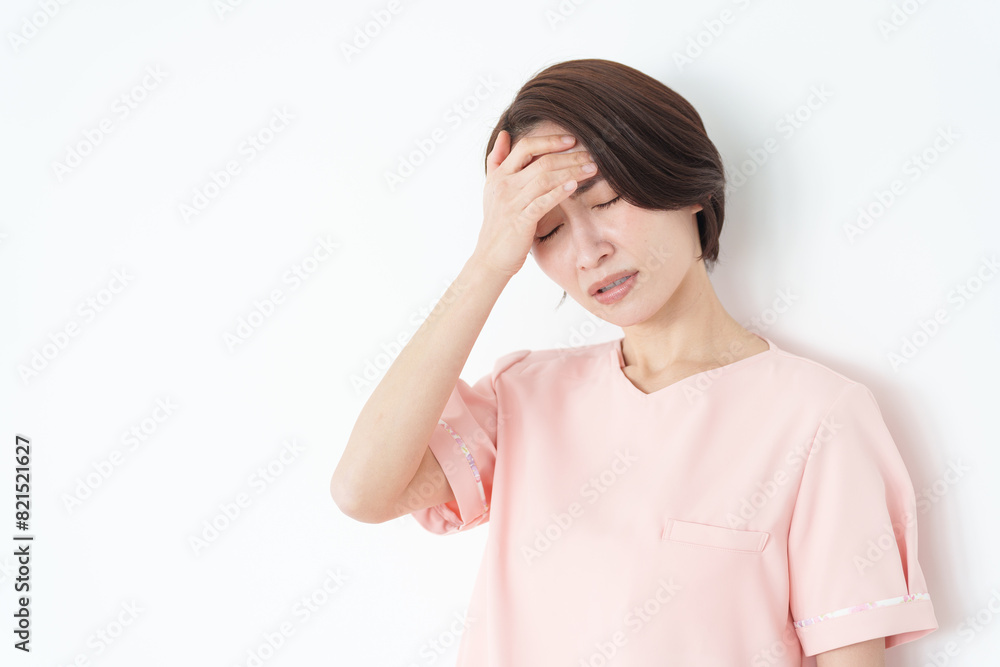 体調不良の女性看護士(白背景・白バック) 体調不良の女性看護士(白背景・白バック)