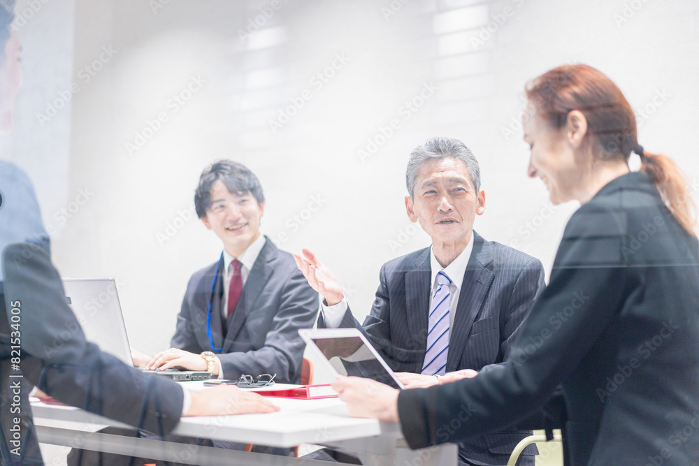 Fototapeta premium 会議室でミーティングをするビジネスパーソン