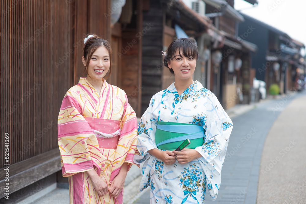 古民家を散歩する浴衣女性2人 古民家を散歩する浴衣女性2人