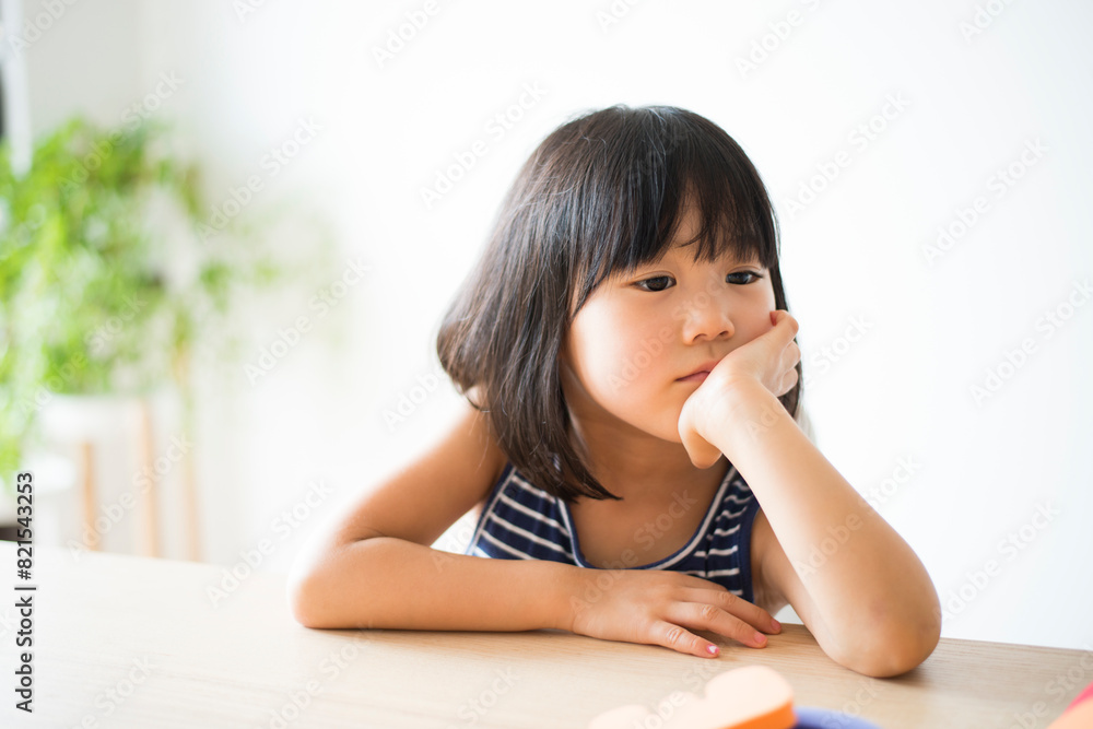 頬杖をついている女の子 頬杖をついている女の子