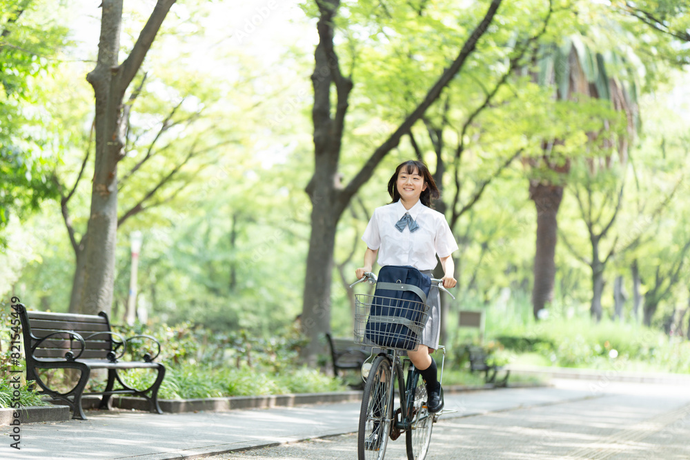 自転車に乗る女子高生 自転車に乗る女子高生