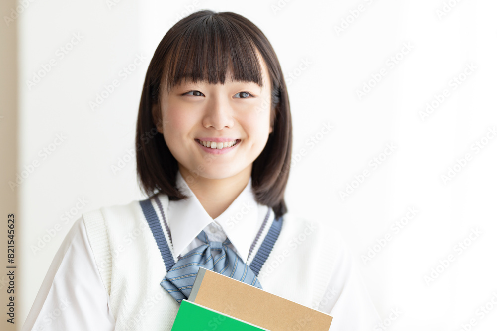 教室に立つ女子高生のポートレート