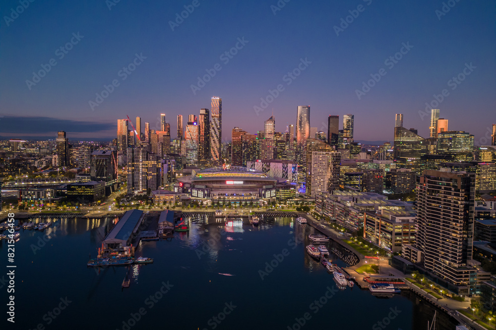 Obraz premium A view of the Melbourne City Skyline from the Docklands during sunset