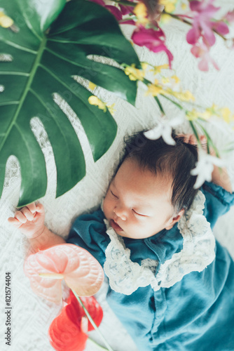 トロピカルな植物と赤ちゃん
