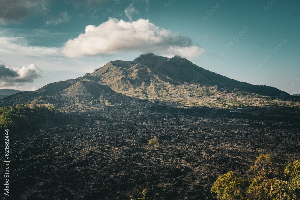 Fototapeta premium a volcano in the middle of a city with a