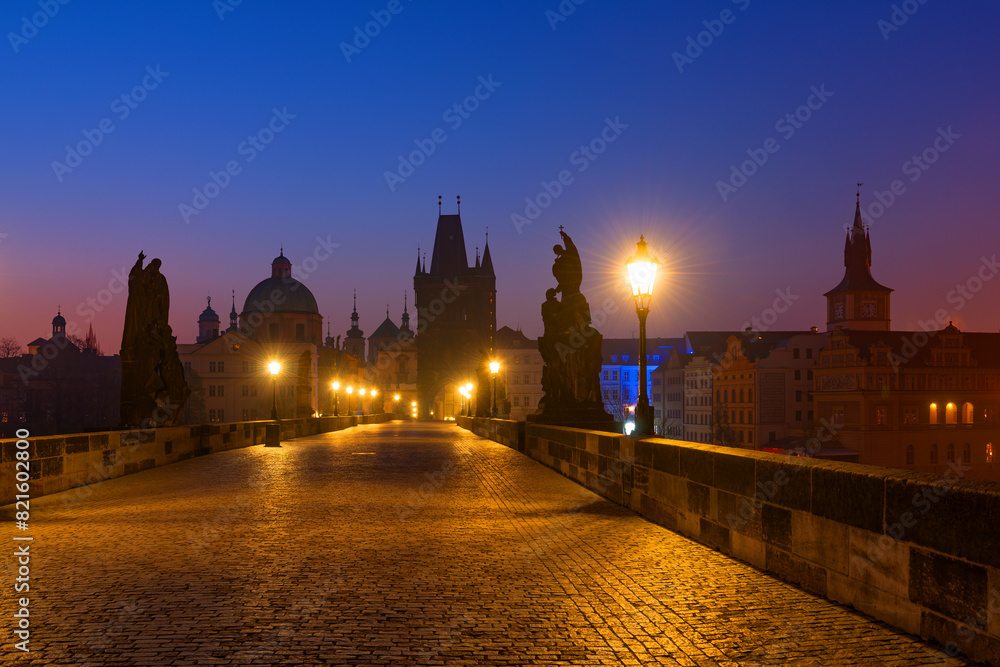 Obraz premium Morning twilight on the world landmark - Charles Bridge in Prague