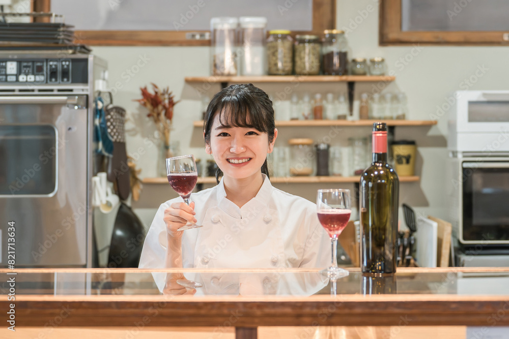 飲食店・バー・居酒屋・ワインバー・バル・ワインショップで赤ワインを持つ女性(ソムリエ・シェフ)
飲食店・バー・居酒屋・ワインバー・バル・ワインショップで赤ワインを持つ女性(ソムリエ・シェフ)