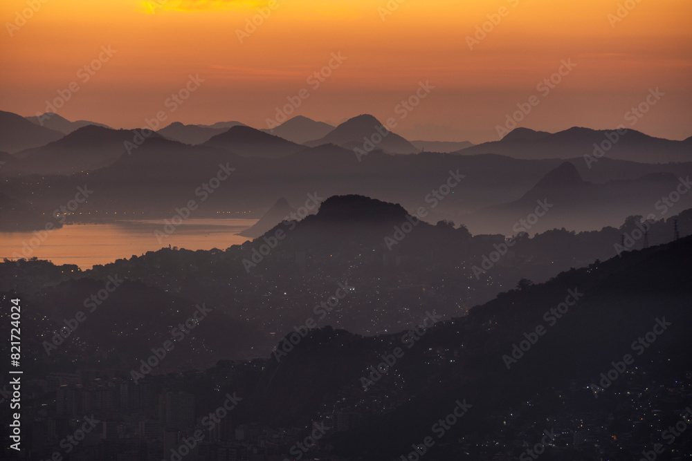 Obraz premium Beautiful sunrise view from Pico do Perdido to city buildings