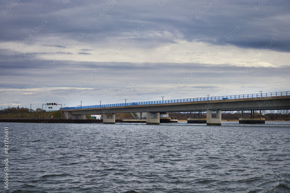 Blick vom Schiff, Boot auf die Rügenbrücke, Rügendamm, Brücke Himmel mit Wolken, Stralsund, Mecklenburg Vorpommern, Deutschland Blick vom Schiff, Boot auf die Rügenbrücke, Rügendamm, Brücke Himmel mit Wolken, Stralsund, Mecklenburg Vorpommern, Deutschland