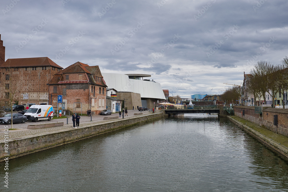 Blick auf den Fährkanal mit Ozeaneum, Hansestadt Stralsund, Mecklenburg Vorpommern, Deutschland Blick auf den Fährkanal mit Ozeaneum, Hansestadt Stralsund, Mecklenburg Vorpommern, Deutschland