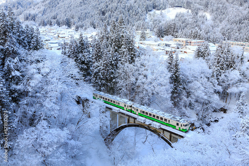 雪の新宮下橋を渡る只見線気動車