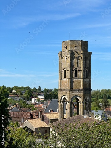 Tour Charlemagne de l'abbaye Saint-Sauveur de Charroux photo