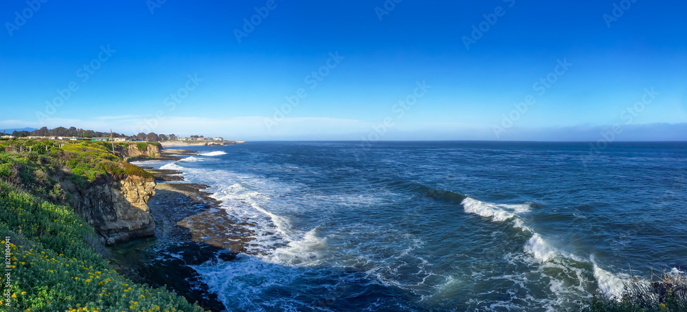 Fototapeta premium カリフォルニア州サンタクルーズのテラスポイントからの太平洋岸の眺め
