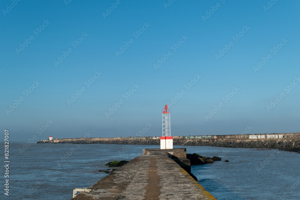 Farol junto ao mar em Boucau com outro mais ao fundo em França
Farol junto ao mar em Boucau com outro mais ao fundo em França