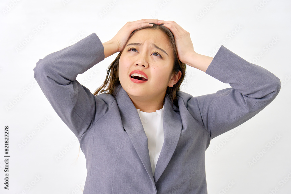 頭を抱える若いビジネスウーマン　白背景