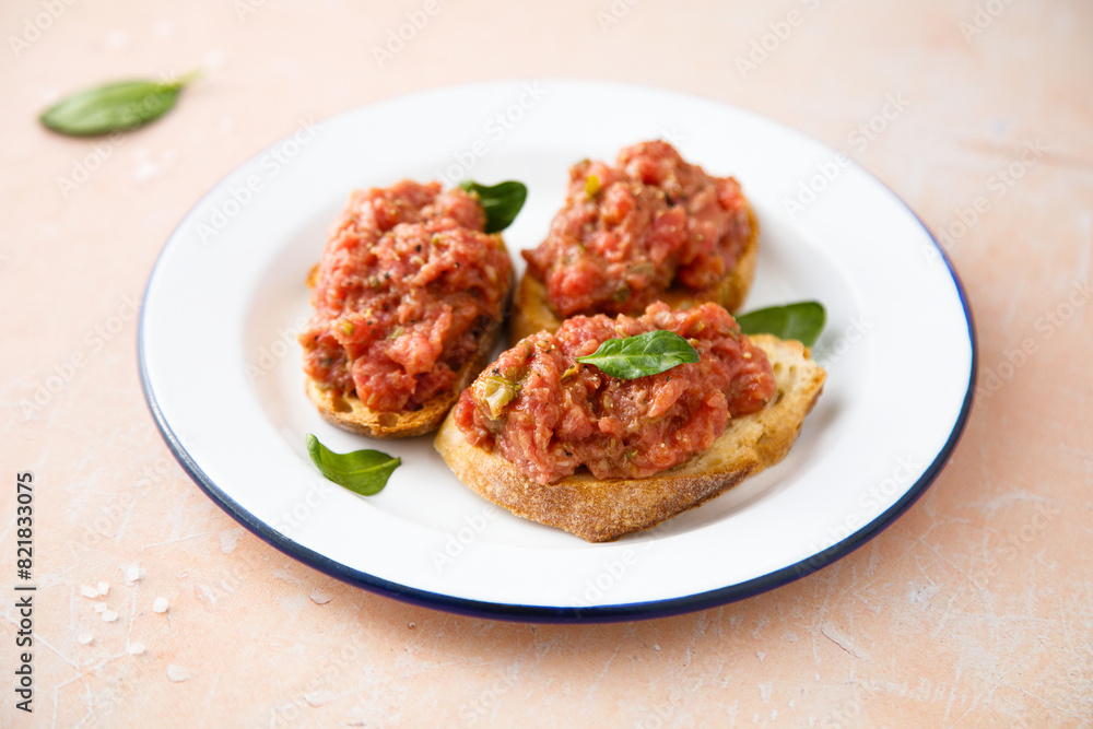 Steak tartare with gherkins on toast Steak tartare with gherkins on toast